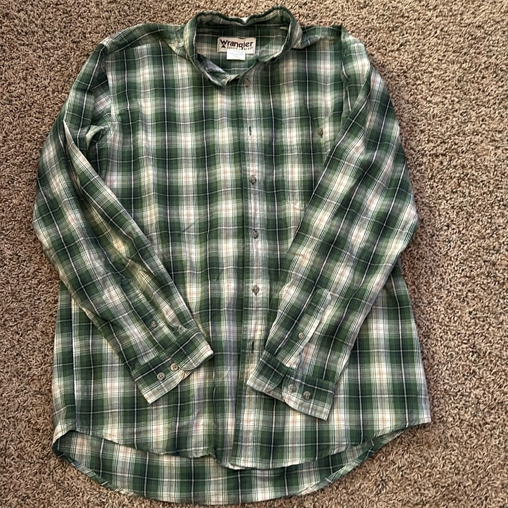 Men’s Large wrangler rugged wear button down shirt